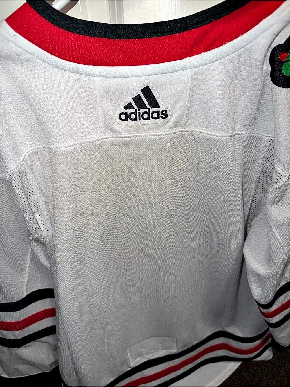 adidas Chicago Blackhawks NHL Jersey White & Red Medium Like New